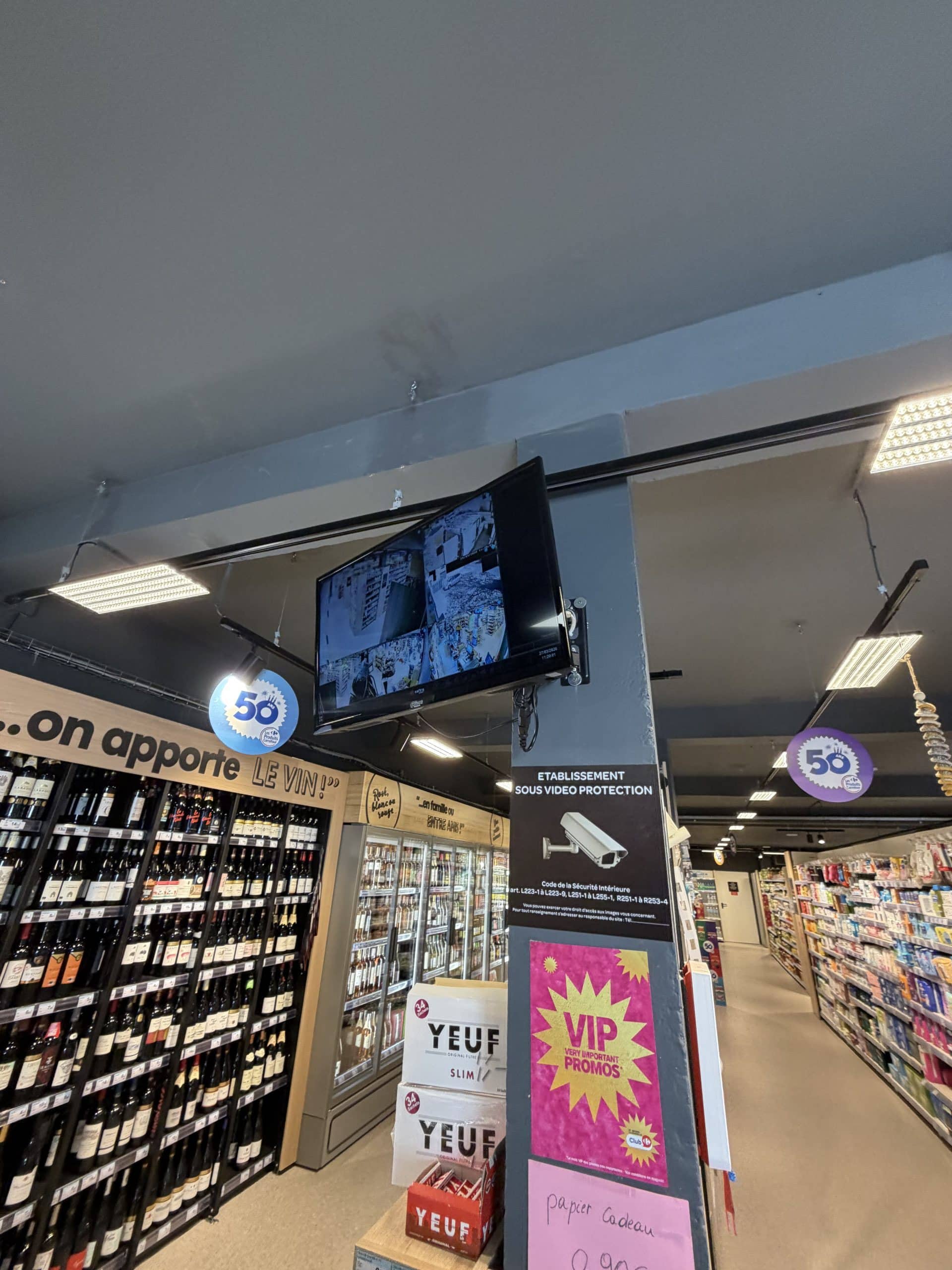Borne/écran d'affichage dans un magasin
