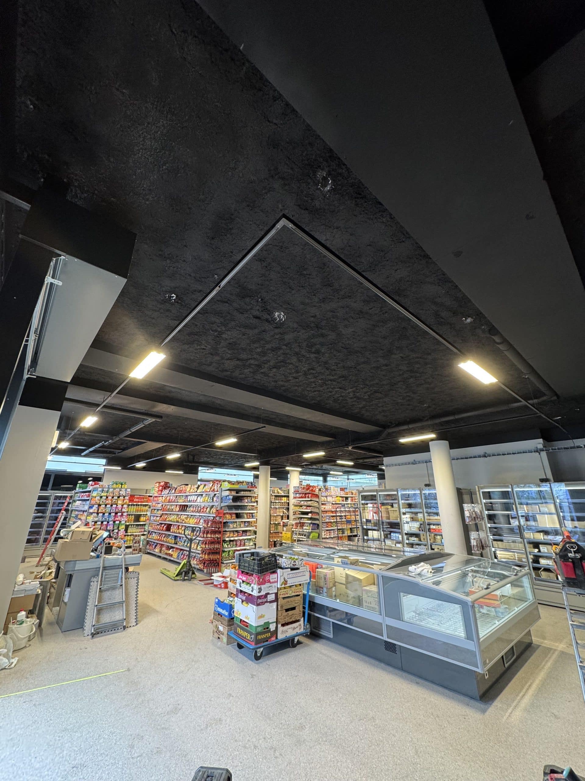 Vue d'un rayon de magasin avec éclairage