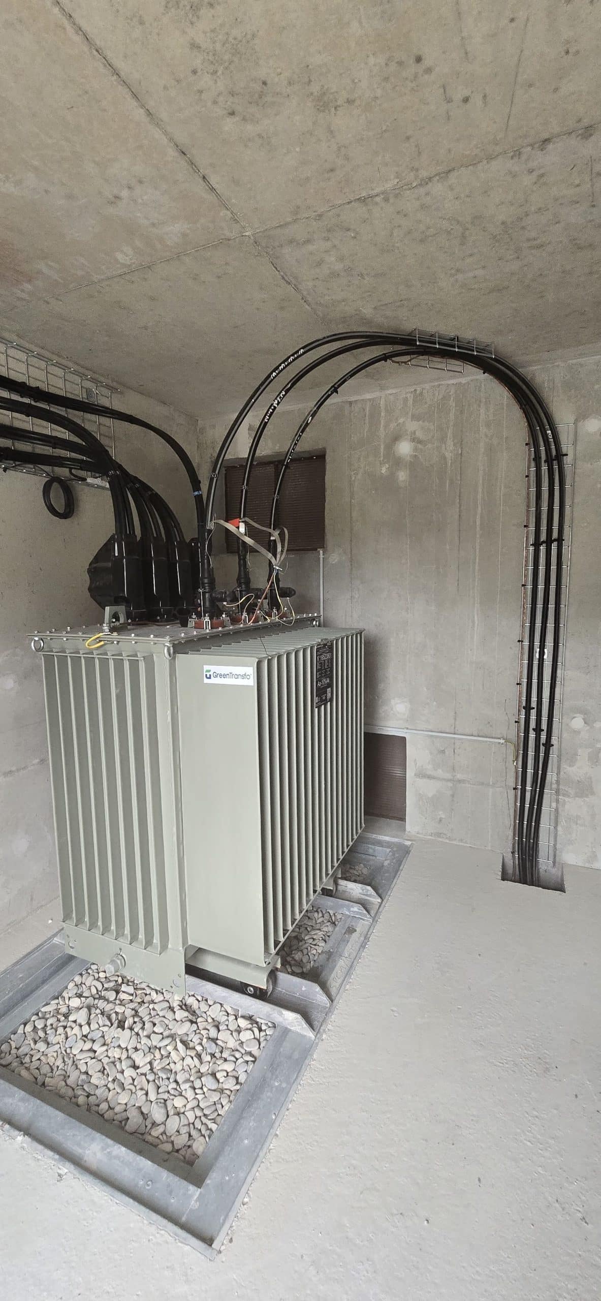 Coffret électrique extérieur sur mur en parpaing