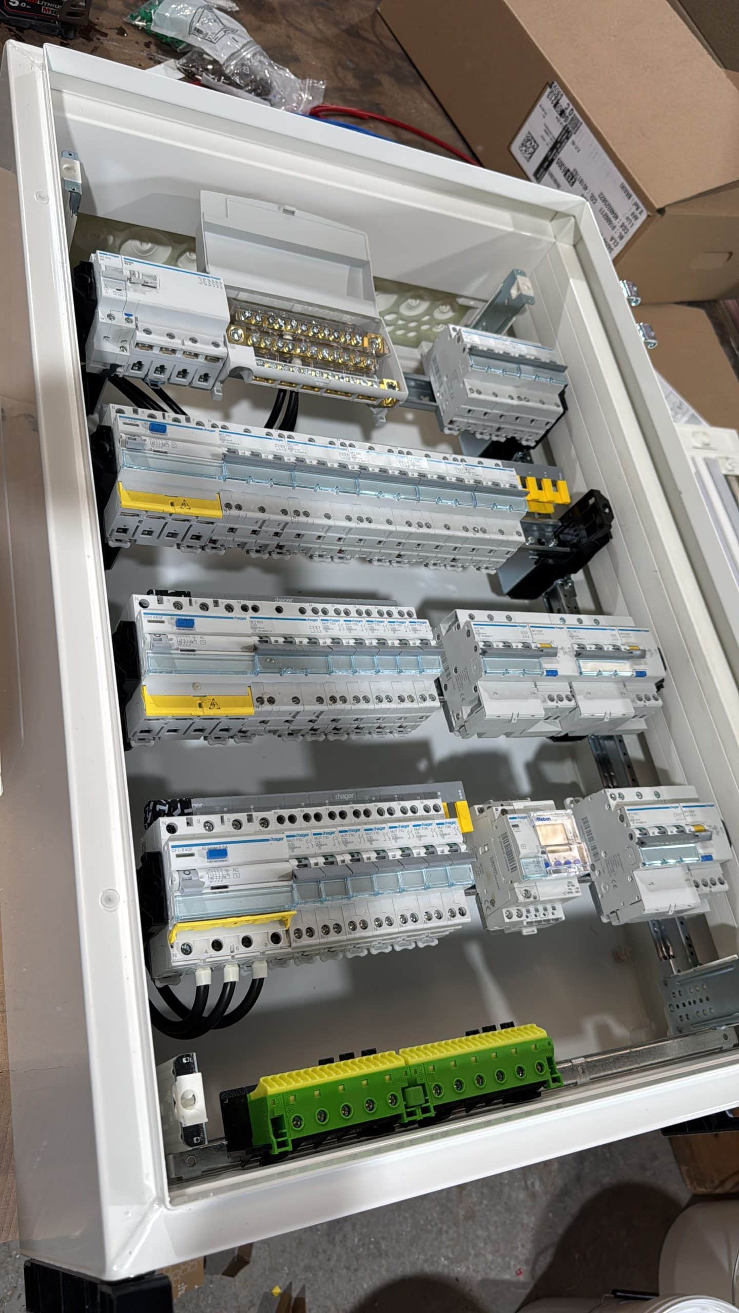 Coffret électrique ouvert posé, câblage interne