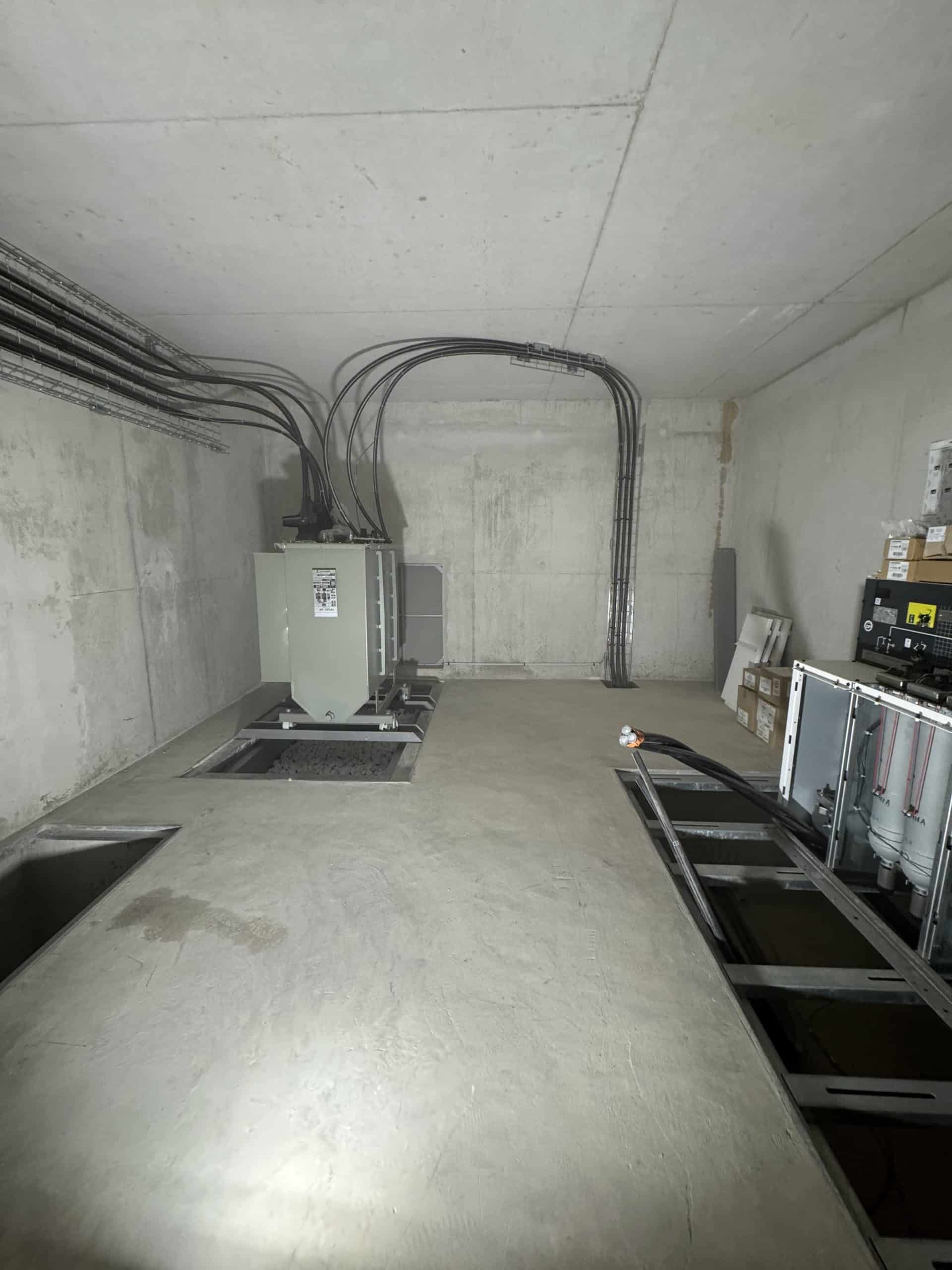 Local technique avec transformateur/armoire électrique