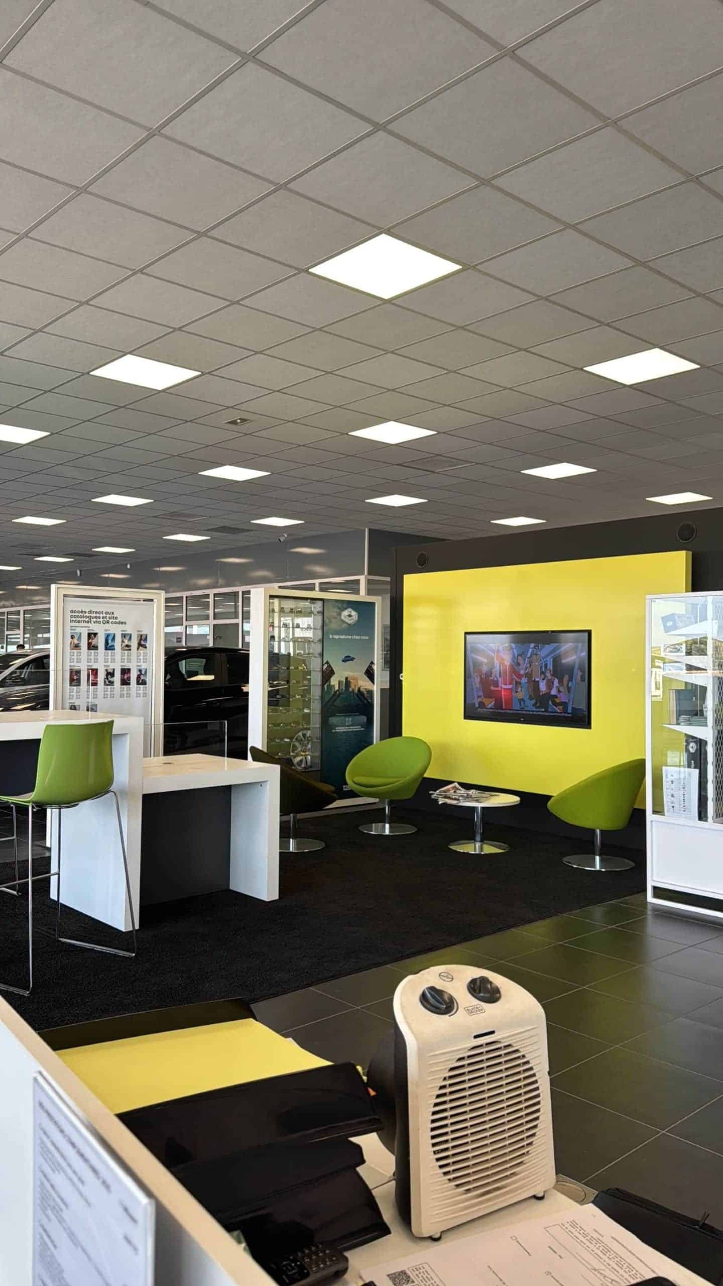 Espace d'accueil/caisse d'un magasin avec éclairage